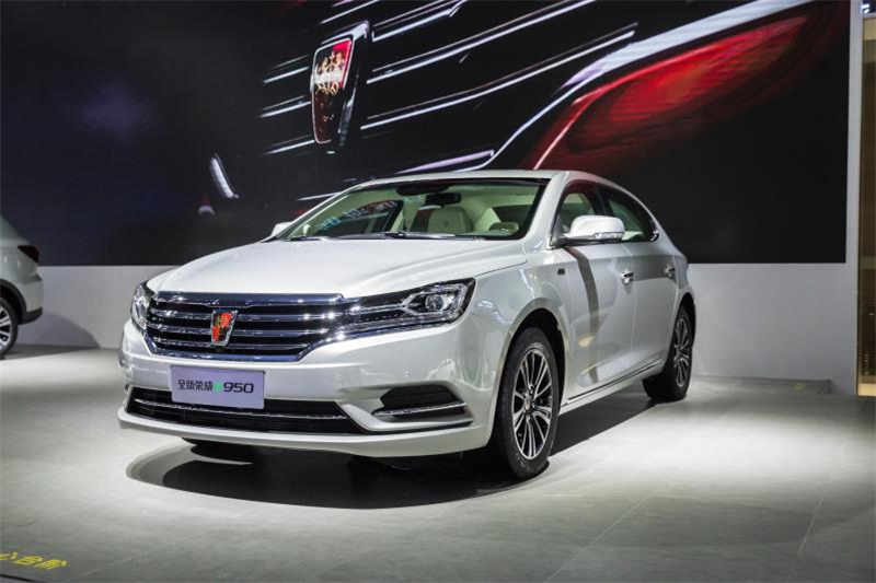 全新榮威950、榮威e950定義“高級轎車” 成都車展亮相售價(jià)16.88萬起 互聯(lián)網(wǎng)汽車上市一周年 系統(tǒng)升級帶來顛覆式進(jìn)化