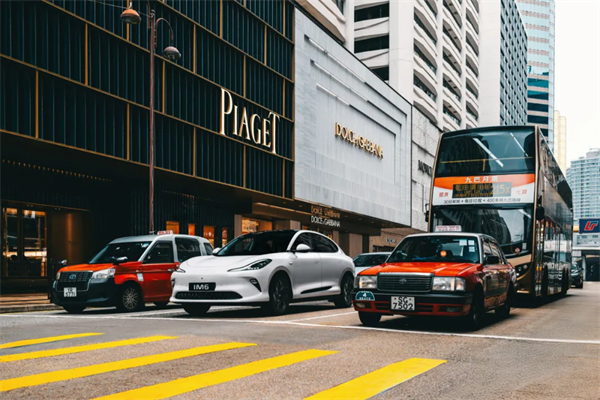 智己汽車重磅登陸香港市。6系雙車同步上市